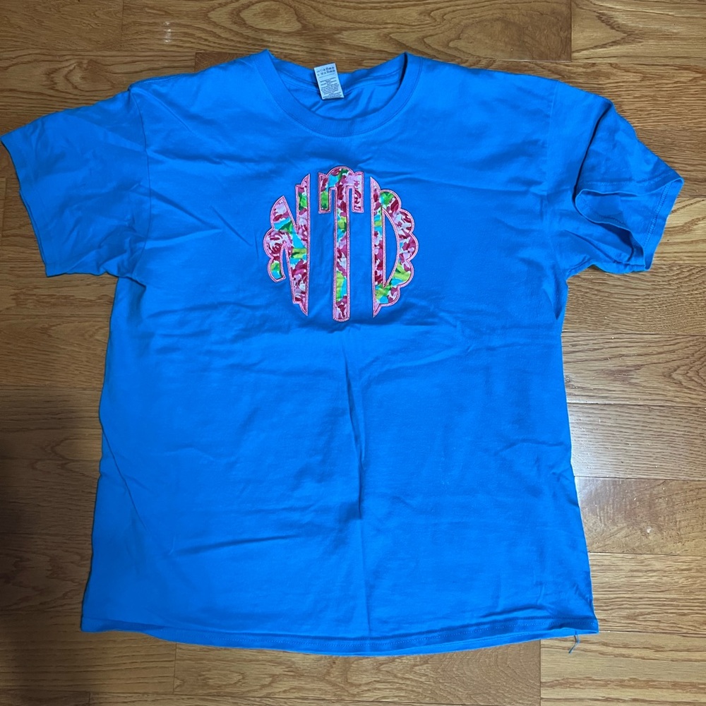 Blue T-shirt, initials ‘nTd’